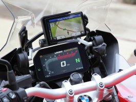 За 18000$, я бы остановил свой выбор на этом: BMW R1200GS! Правда без люльки и дрона, но с навигатором...