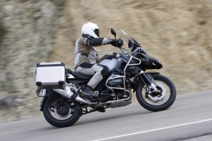 За 18000$, я бы остановил свой выбор на этом: BMW R1200GS! Правда без люльки и дрона, но с навигатором...