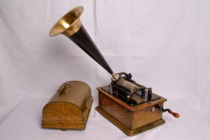 Скажу больше, ещё живы, кто под фонограф Эдисона отжигал.