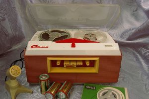 В палатку он ходит... Берёшь с собой что-то подобное, если у тебя есть, прёшься к корешу, который где-то что-то достал и переписываешь. Палатки лет через 15-20 появились.