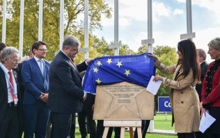 Про алкомаркет - лишнее, его же не чиновники открывали. Для бизнеса открытия это норм, у нас например продовольственный открывали, так первым покупателям в подарок бутылку шампанского в подарок презентовали. 
А по чиновникам согласен, светятся дармоеды даже на открытиях "собачьих будок" чтоб показать что типа что то делают.
пс. Порошенко торжественно открывает тротуарную плитку