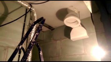 Унитаз на потолке.Произведение таджикских дизайнеров.