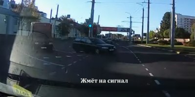 Я всегда поражаюсь тем людям, которые не на тормоз жмут, а на сигнал! Баба конечно нет, а нормальный мужик ещё и остановить мог бы!