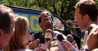 Забавная реакция парня на пойманный его девушкой свадебный букет