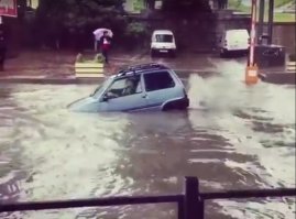 Водила вроде как блондинка.