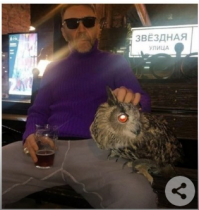 И как можно заценить по этим фото эту копну волос?  Или это его жена? Красавица тогда!