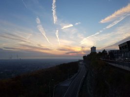 И пейзаж за окном какой-то грустный...