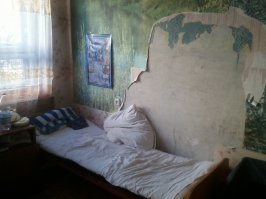 Отец лежит в больнице. Почти везде сделали ремонт. Уютнее стало. Но лекарства покупают сами больные. 6 раз ездил в аптеку за время лечения. Даже йод, физраствор и глюкозу привозил. Про какое улучшение медобслуживания можно говорить?
А вот часть больницы, куда еще не дошел ремонт.Вернее, он доходил: сначала из неврологического отделения больных раскидали по другим отделениям, что-то подремонтировали, а потом перевели сюда терапию.