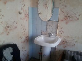 Отец лежит в больнице. Почти везде сделали ремонт. Уютнее стало. Но лекарства покупают сами больные. 6 раз ездил в аптеку за время лечения. Даже йод, физраствор и глюкозу привозил. Про какое улучшение медобслуживания можно говорить?
А вот часть больницы, куда еще не дошел ремонт.Вернее, он доходил: сначала из неврологического отделения больных раскидали по другим отделениям, что-то подремонтировали, а потом перевели сюда терапию.