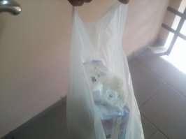 Отец лежит в больнице. Почти везде сделали ремонт. Уютнее стало. Но лекарства покупают сами больные. 6 раз ездил в аптеку за время лечения. Даже йод, физраствор и глюкозу привозил. Про какое улучшение медобслуживания можно говорить?
А вот часть больницы, куда еще не дошел ремонт.Вернее, он доходил: сначала из неврологического отделения больных раскидали по другим отделениям, что-то подремонтировали, а потом перевели сюда терапию.