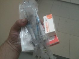 Отец лежит в больнице. Почти везде сделали ремонт. Уютнее стало. Но лекарства покупают сами больные. 6 раз ездил в аптеку за время лечения. Даже йод, физраствор и глюкозу привозил. Про какое улучшение медобслуживания можно говорить?
А вот часть больницы, куда еще не дошел ремонт.Вернее, он доходил: сначала из неврологического отделения больных раскидали по другим отделениям, что-то подремонтировали, а потом перевели сюда терапию.