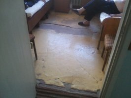 Отец лежит в больнице. Почти везде сделали ремонт. Уютнее стало. Но лекарства покупают сами больные. 6 раз ездил в аптеку за время лечения. Даже йод, физраствор и глюкозу привозил. Про какое улучшение медобслуживания можно говорить?
А вот часть больницы, куда еще не дошел ремонт.Вернее, он доходил: сначала из неврологического отделения больных раскидали по другим отделениям, что-то подремонтировали, а потом перевели сюда терапию.