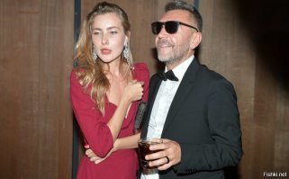 Сиськи она себе еще не вставила.