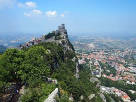 Сан-Марино. Карликовое государство недалеко от курорта Римини (40 минут на автобусе за 5 евро). По разным источникам считается независимым с 4-го, 6-го или 9-го века.