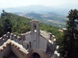 Сан-Марино. Карликовое государство недалеко от курорта Римини (40 минут на автобусе за 5 евро). По разным источникам считается независимым с 4-го, 6-го или 9-го века.