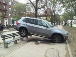 Это Бруклин, Нью Йорк. Оушен Парквеи После урогана Сенди,  воды по шею было,  эту тачку тоже фоткал.  Там пляж рядом, весь пляж был усеян пивом, кокаколой, холодильниками, мебелью, лодками, кусками домов с причалами....  Всё вынесло на берег с противоположного берега залива Рокавейз...  Трындец был, неделю прибирались.  Еду, одежду раздавали еще полгода...