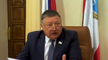 Сидя в кабинете с такой рожей и на таком кресле, че бы не рассуждать о макарошках