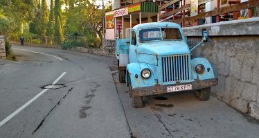 Действующий и работающий экземпляр ГАЗ 51 в нашем курортном городишке...Конечно не ухожен , но очень утилитарен , суров и не тронут тюнингом.
