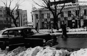 Позже, в середине 50-х "Победы" и вовсе заменили на ГАЗ-12 "ЗиМ". Фото Новосибирск 1957-58 год