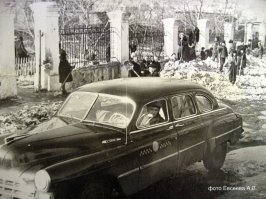 Позже, в середине 50-х "Победы" и вовсе заменили на ГАЗ-12 "ЗиМ". Фото Новосибирск 1957-58 год