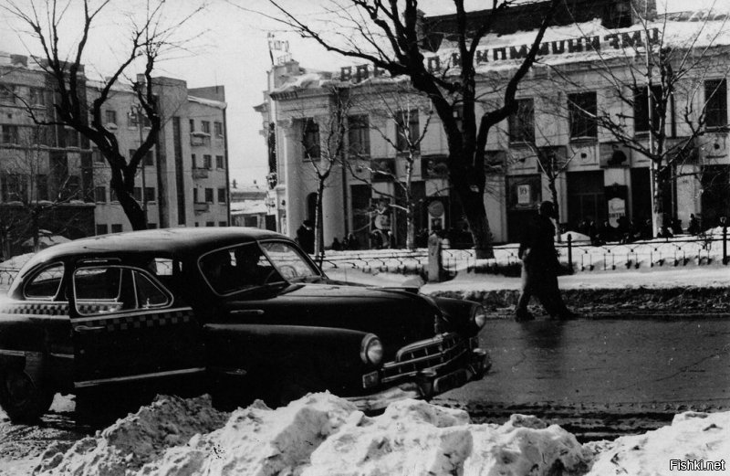 Позже, в середине 50-х "Победы" и вовсе заменили на ГАЗ-12 "ЗиМ". Фото Новосибирск 1957-58 год