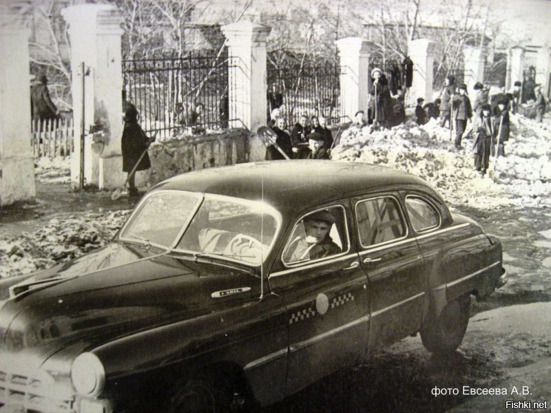 Позже, в середине 50-х "Победы" и вовсе заменили на ГАЗ-12 "ЗиМ". Фото Новосибирск 1957-58 год