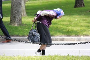 ИМХО любой профессиональный спорт прежде всего-калечит. Из человека выжимают все и выбрасывают как ненужный материал. Гимнастика, это прежде всего хронические растяжения связок, нередкие травмы позвоночника и деформации стоп.Психические срывы на соревнованиях тоже не редкость.

Да, без выжимания самого себя не достичь "Высот" спорта........при этом натурально себя калеча.
Лично моё мнение - нужно делать всё по МЕРЕ своих сил, не калеча себя, не издеваясь над собой .Ну вот есть от природы гибкие люди, вот пусть и достигают высот в Гимнастике....
Ну ведь не всякий же без ущерба для здоровья потянет , скажем, становую тягу....

Да возможно по жизни останешься этаким середнячком , но как то в душу мне запали слова бабушки "Счастье для меня сейчас дожить до смерти здоровой и счастливой, не мочиться под себя, не забывать имена своих внуков и детей, не отдавать пол пенсии в Аптеку......."