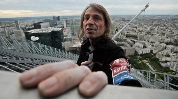 «Человек-паук» Ален Робер вскарабкался без страховки на самое высокое здание в Лондонском Сити