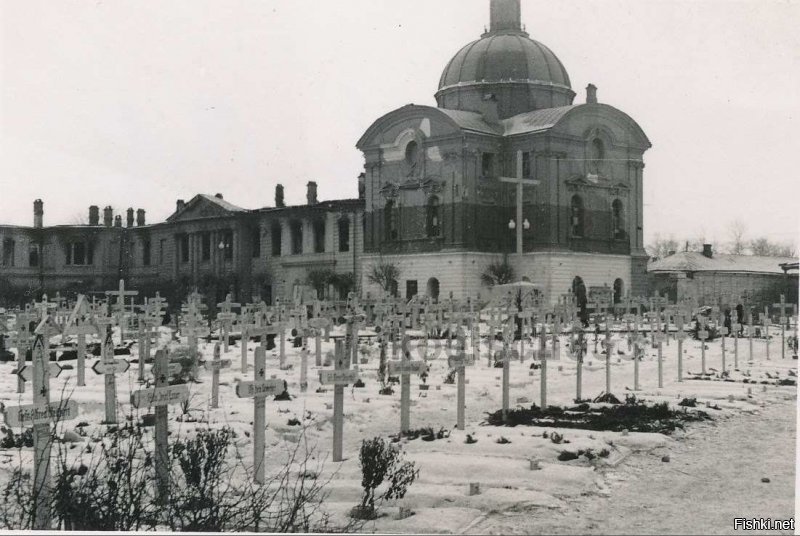 Освобождение Калинина декабрь 1941. Немецкое кладбище на фоне путевого Императорского дворца.