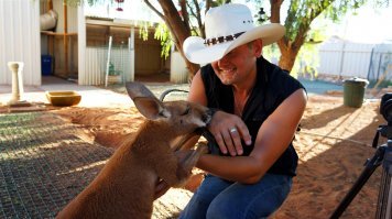 Зачем ему кошка? У них же там кенгуру...