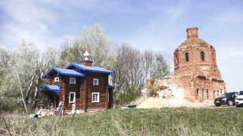 Народ кто разбирается. помогите. В селе 
Аннино Михайловского района Рязанской области. Попы охренели. Вот эту церковь которой лет триста поимели и теперь земли селькохозяйственные хапают. Люди у которых сараи стоят через дорогу от дома вынуждены оформлять их в аренду чтоб попы не забрали. Это че такое происходит?