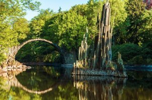 А вот этот элемент, на переднем крае, естественного происхождения?