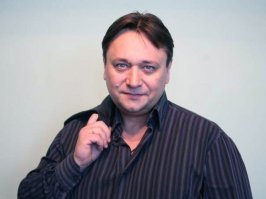 Отличный сериальчик. И не мало благодаря грамотной озвучке, за что можно сказать огромное спасибо Александру Клюквину. Именно его голосом говорил Альф на нашем с вами ТВ.:)