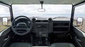 Ага, я же не просто привёл дефендер.
Что-бы на нем удобно ездить, нужно открыть окно. Ужасное расположение руля. Но это все мелочи. Машины созданы били ещё в прошлом веке. И для бездорожья. Что собственно они без проблем делают.  Конечно хотел бы буханку более технологичную в плане производства)))