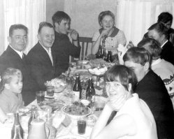 На свадьбе своей тёти в Матигорах я ушёл из под надзора старших родственников и съел почти все цветочки со всех свадебных тортов, а что не смог сожрать - скормил собаке.  На фото я слева, уже снова под надзором и не очень радостный