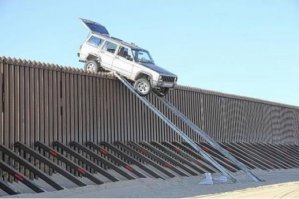 Мигранты не пройдут! Стена Трампа встала на границе США и Мексики