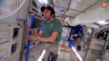 Так я и поверил, что ЖЕНА не знала о единственном всенародном достижении. И сколько не знала (тогда еще не жена) - 15 минут? 2 часа? ДЕНЬ???
Это как Говард Воловитц никому не расскажет, что он астронавт, а расколется когда его к стенке прижмут, под пытками.