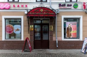 Прямо режет глаза паскудство, окружающее светлое и чистое.