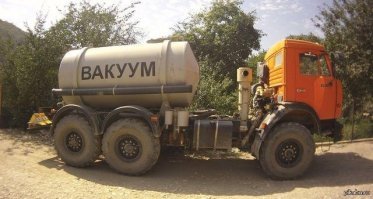 Это ж сколько таких самосвалов надо, чтобы такую трубу вакуумом заполнить.