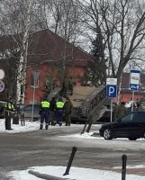 А что тут такого, поди не каждый день в 100 метрах от ментовки танки переворачиваются, во вторых всё что движется по дороге под ответственностью гайцов.