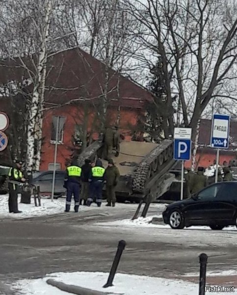 А что тут такого, поди не каждый день в 100 метрах от ментовки танки переворачиваются, во вторых всё что движется по дороге под ответственностью гайцов.