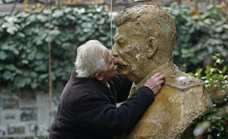 Серёнь, совсем е..анулся на старости лет? Ну не трогай ты этот боярышник!