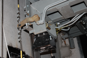 Информация "слегка" устарела. В современных лифтах, даже если трос оборвется, лифт не упадет. 

"Уловитель представлял собой плоскую пружину, которая сегодня активно используется в автомобильных рессорах.
Под действием натяжения троса пружина приобретала дугообразную форму и свободно передвигалась по вертикальным направляющим. В случае обрыва троса напряжение с рессоры снималось, и расклинившись она упиралась в направляющие, блокируя тем самым движение лифта." (с)