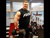 Да там походу чувак пытался пошутить. Типа его левую же не видно и он спецом чуть прикрыта, и создается, что её просто тупо нет и правильная постановка на фото и корректировка типа скрывает этот иъян. Фиговый из него шутник.