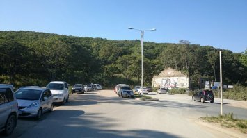 У нас во Владивостоке так Университетский проспект упирается в сопку с лесом..