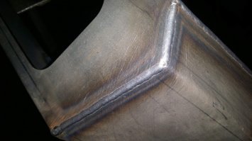 Очень нравятся швы TIG сварки, но у меня есть только полуавтомат, где я сам добился неплохих результатов, как мне кажется.
На втором и третьем фото шов будет счищаться до образования равномерного закругления.