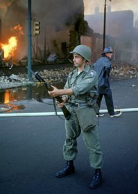 Хм... подсумок для магазинов от М-16, а в руках карабин М-1, да ещё и с отомкнутым магазином.