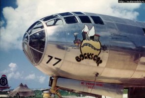 Рисунок на борту не имеет отношения ни к Enola Gay, ни к Bockscar...  А вот бортовые номера (82) дают отсылку скорее к Enola Gay.

Хотя если придираться, то можно заметить, что ни на Эноле, ни на Бокскаре пулеметных точек сверху и снизу не было...