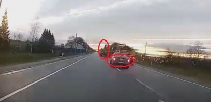 Бля, ну видишь же нештатная ситуация - притормози, уйди в свой ряд, на обочину на крайняк! Нет, надо поливать до упора!