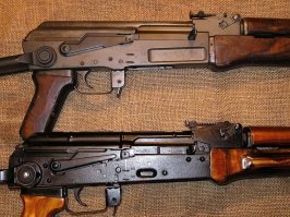 А ты вообще в руках автомат то держал? Слишком долго надо объяснять визуальную разницу между АК и АКМ.   Вот тебе наглядное пособие. Сверху АК (тот самый 1949 года) внизу АКМ. Теперь сравни с тем фото